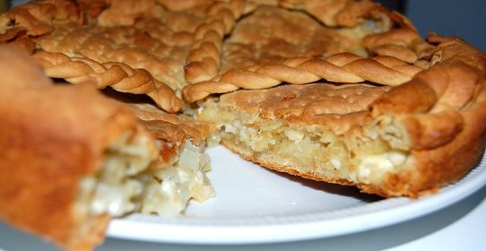 Луковый пирог с сыром