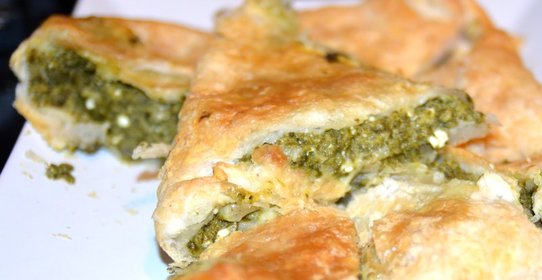 Пирог из слоеного теста со шпинатом и брынзой