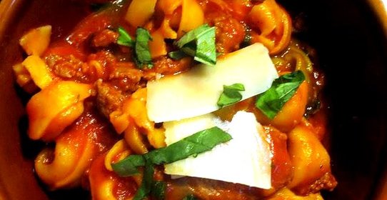 Тортеллини с колбасой и томатным соусом