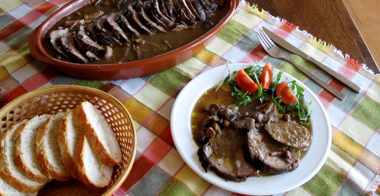 Запеченная говядина в винном соусе