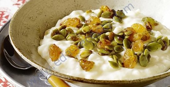 Пудинг с изюмом и тыквенными семечками