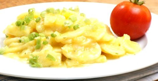 Салат из молодого картофеля с зеленым луком