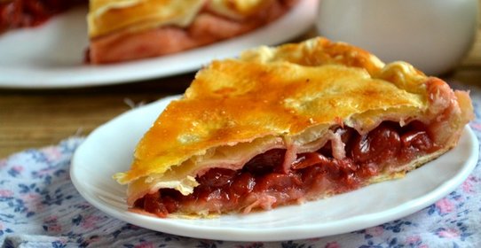 Пирог с ягодами из слоеного бездрожжевого теста