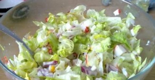 Зеленый салат с крабовыми палочками