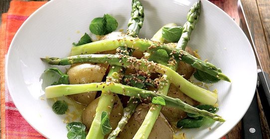 Теплый салат из молодого картофеля и спаржи