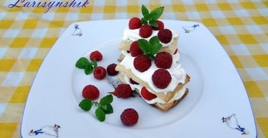 Слоеное пирожное с малиной