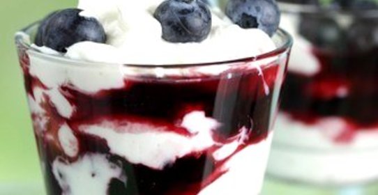 Взбитые сливки с черничным соусом