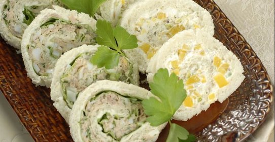 Рулеты с тунцом, сыром и зеленью