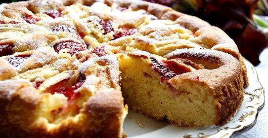 Пирог с яблоками и клубникой