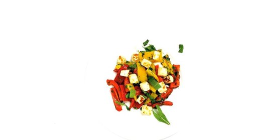 Салат из перцев и жареного халуми