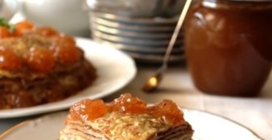 Блинный пирог,запеченый с яблоками и сметаной