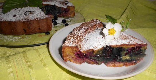 Шарлотка с ягодным ассорти