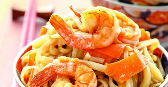 Лапша с креветками и кальмарами