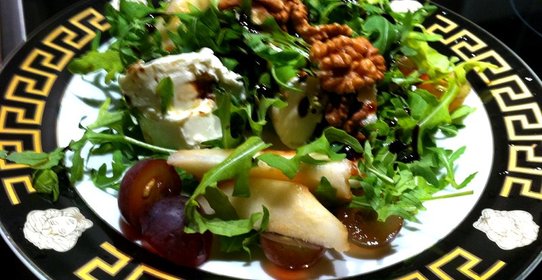 Салат с мягким сыром и грецкими орехами