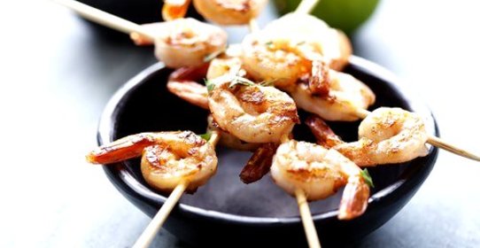 Кокосово-лаймовые острые шашлычки из креветок