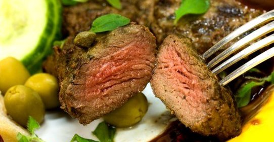 Баранина в корочке из специй и зеленого перца