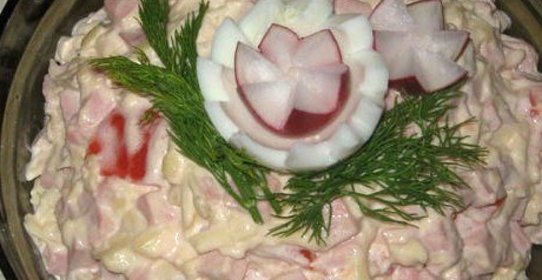 Салат с колбасой и сыром