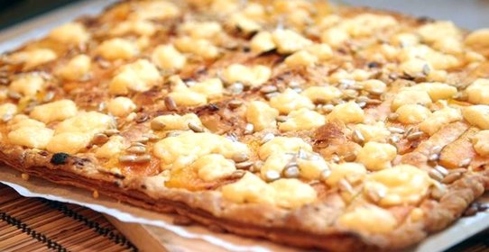 Пирог с тыквой, сыром и семечками