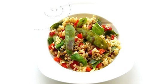 Салат из булгура с корном и молодым горошком