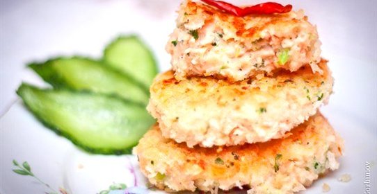 Английские котлеты с лососем, брокколи и картофельным пюре