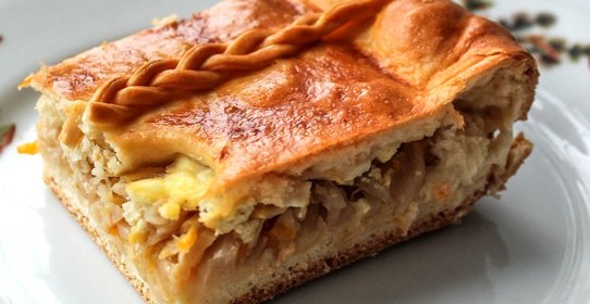 Пирог с капустой, луком-пореем и яйцом