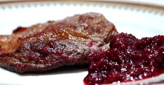 Мясо в брусничном соусе