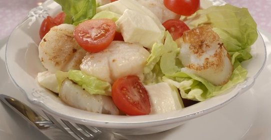 Салат с морскими гребешками