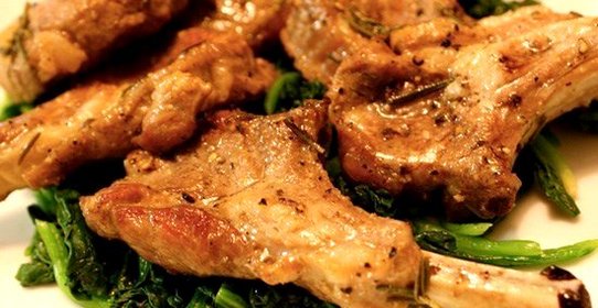 Бараньи отбивные на подушке из шпината