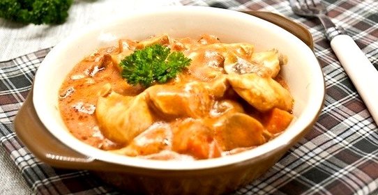 «Гуляш» с куриным филе и шампиньонами