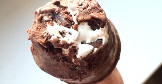 Шоколадное эскимо с маршмеллоу и шоколадной крошкой