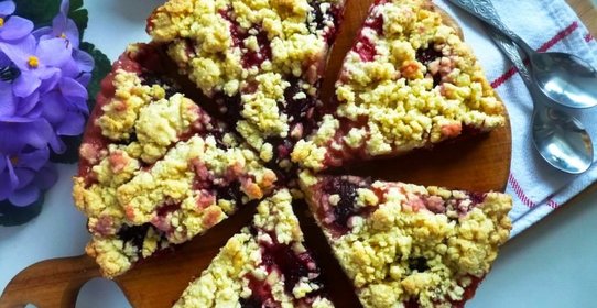 Пирог со сливами и сладкой крошкой