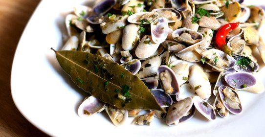 Ракушки теллины в чесночно-лимонном соусе с белым вином