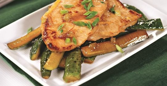 Свинина в медовом соусе с жареными огурцами