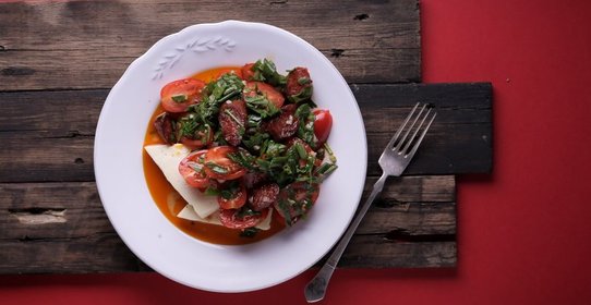 Андалузский салат с чоризо и помидорами