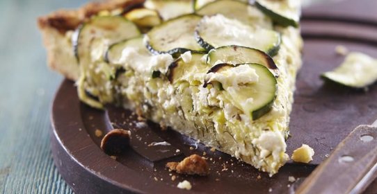 Открытый пирог с цукини и козьим сыром