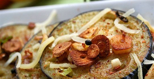 Баклажаны, жареные с чесноком и зеленью