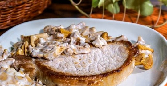 Свиные отбивные под соусом