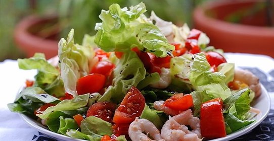 Салат с креветками и помидорами