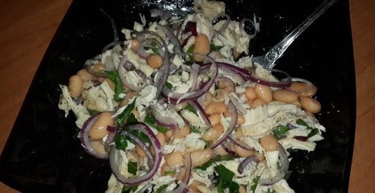 Легкий салатик из белой фасоли и курицы