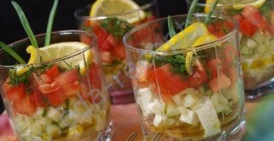 Порционный салат с тунцом и помидорами