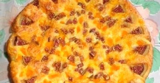 Пирог с сосиской и инжиром