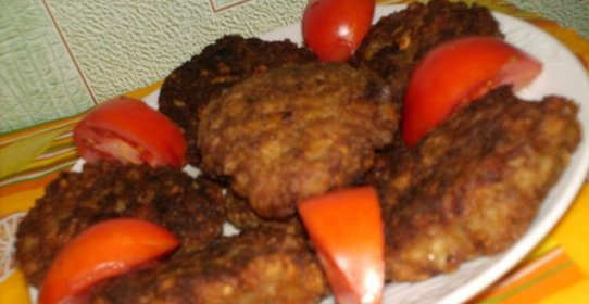 Котлеты из куриной печени и мясного фарша с овощами