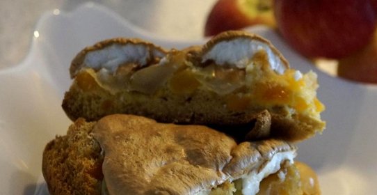 Шарлотка с курагой