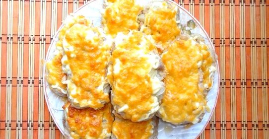 Мясо по-французски с луком и сыром