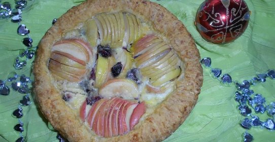 Яблочный пирог с вялеными вишнями под нежной йогуртовой заливкой