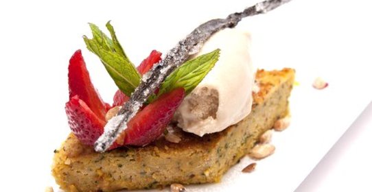 Сладкий пудинг из мацы и творога с орехами пекан и изюмом