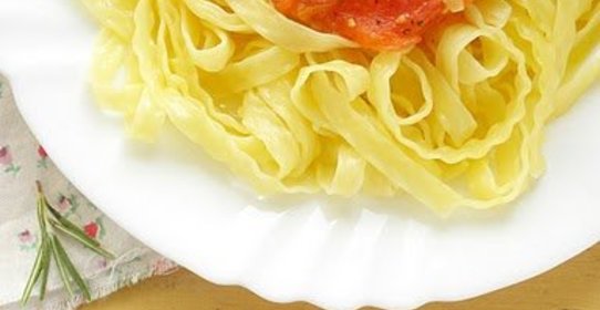 Паста с томатным соусом и розмарином