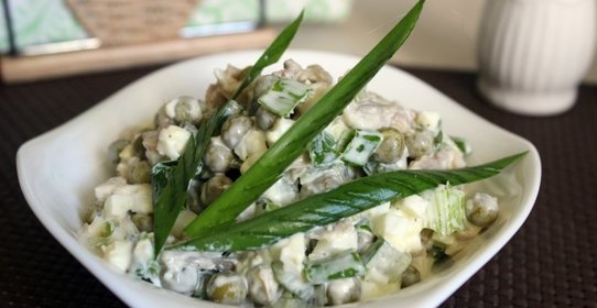 Салат с курицей и малосольными огурцами