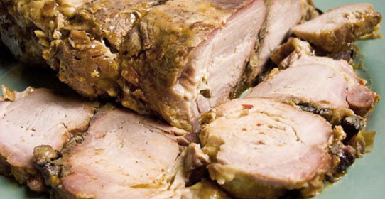Шейка свиная, запеченная с грибами и айвой
