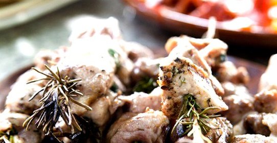 Свинина, жаренная на розмариновых шпажках